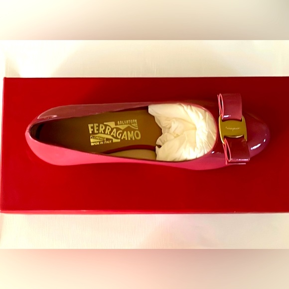 Salvatore Ferragamo Bow Pump Shoe - Picture 2 of 5